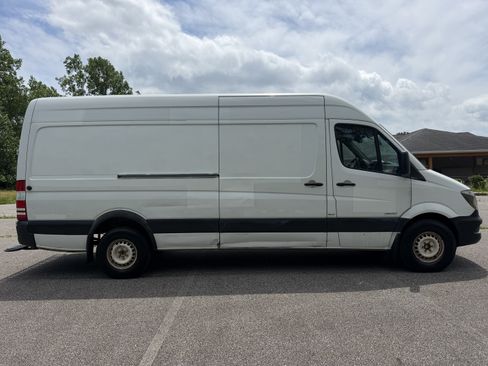 Used 2015 Mercedes-Benz Sprinter 2500 image 2