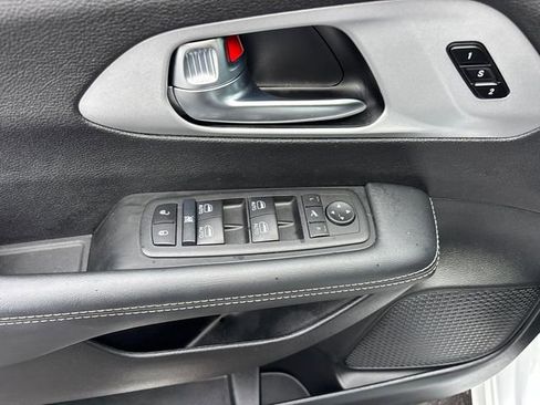 Used 2025 Chrysler Pacifica Limited image 14