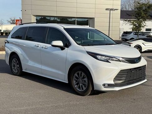 Used 2023 Toyota Sienna XLE image 7