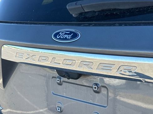 Used 2021 Ford Explorer XLT w/ Equipment Group 202A AWD/4WD image 18
