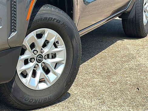 Used 2024 Nissan Frontier SV w/ Technology Package RWD image 3