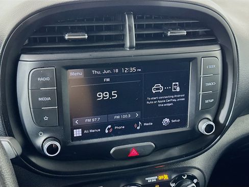 Used 2025 Kia Soul LX w/ LX Technology Package FWD image 19