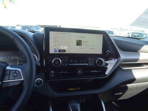 Used 2025 Toyota Highlander XLE image 27