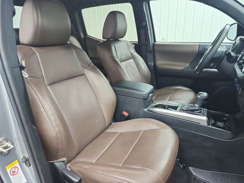 Used 2019 Toyota Tacoma Limited image 41