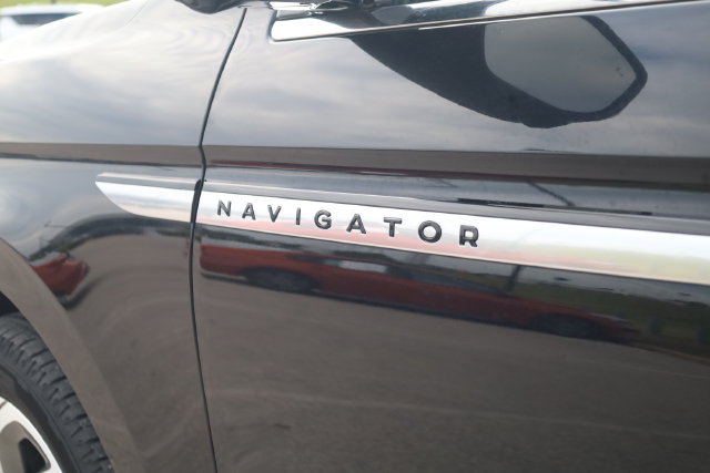 Used 2025 Lincoln Navigator Reserve AWD/4WD image 7