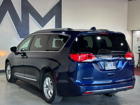 Used 2020 Chrysler Pacifica Touring-L w/ Tire & Wheel Group FWD image 8