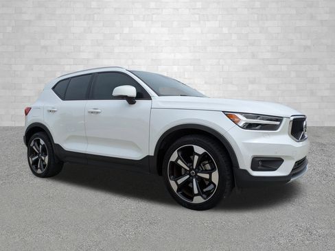 Used 2021 Volvo XC40 T5 Momentum w/ Premium Package image 1
