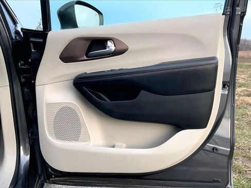 Used 2019 Chrysler Pacifica Touring-L image 23