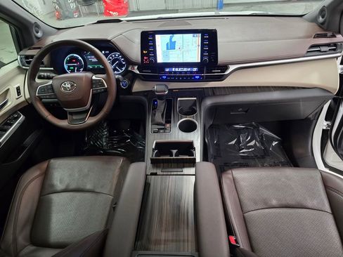 Used 2024 Toyota Sienna Platinum FWD image 40