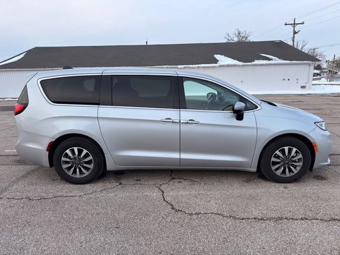 Used 2023 Chrysler Pacifica Touring-L image 6