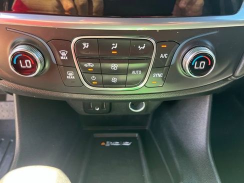 Used 2023 Chevrolet Traverse LT FWD image 25