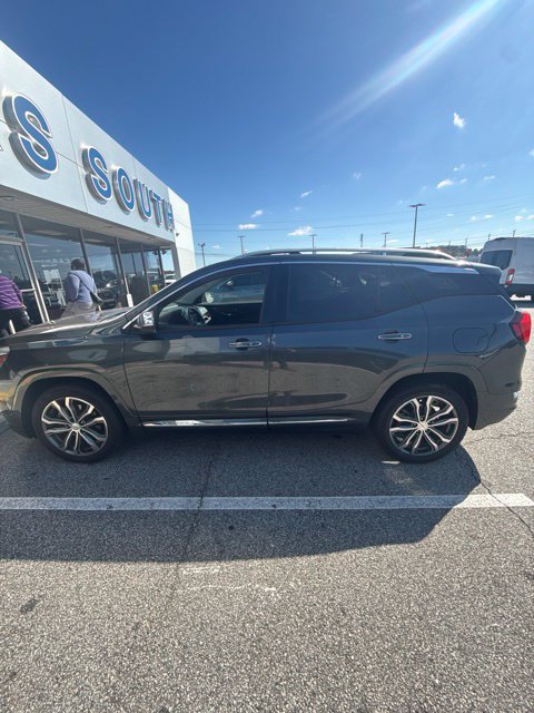 Used 2020 GMC Terrain Denali w/ Denali Premium Package FWD image 4