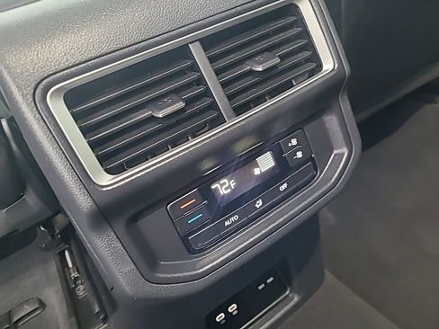 Used 2025 Volkswagen Atlas SE AWD/4WD image 17