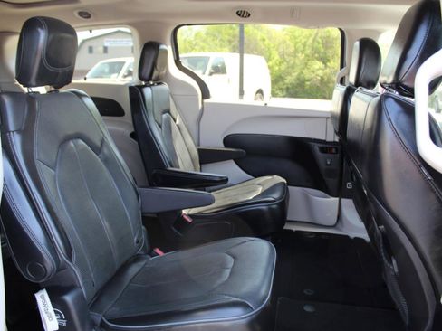 Used 2019 Chrysler Pacifica Limited image 12