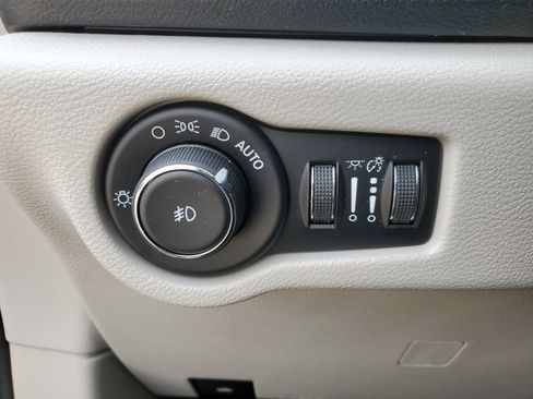 Used 2018 Chrysler Pacifica Touring-L w/ Premium Audio Group image 21