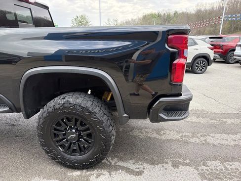 Used 2024 Chevrolet Silverado 2500 ZR2 w/ Technology Package image 8