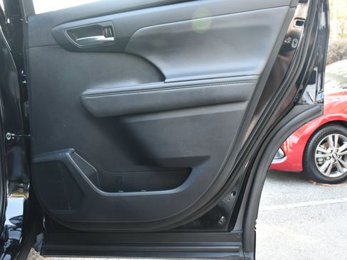 Certified 2022 Toyota Highlander XLE image 21