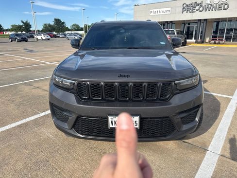 Used 2024 Jeep Grand Cherokee Altitude AWD/4WD image 2