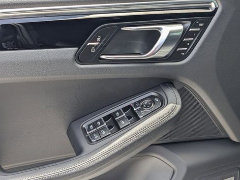 Certified 2025 Porsche Macan AWD/4WD image 15