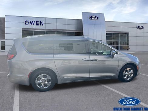 Used 2018 Chrysler Pacifica Limited FWD image 3