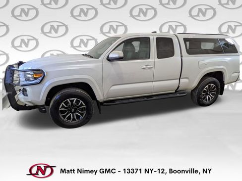 Used 2022 Toyota Tacoma TRD Sport w/ TRD Premium Sport Package AWD/4WD image 2