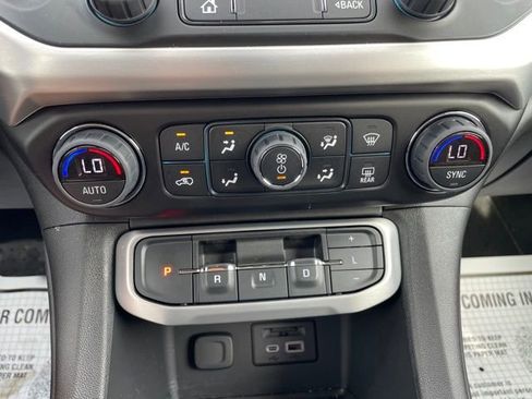 Used 2023 GMC Acadia SLT w/ Preferred Package FWD image 21