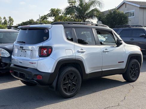 Used 2018 Jeep Renegade Trailhawk AWD/4WD image 3