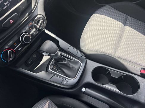 Used 2025 Kia Soul LX w/ LX Technology Package FWD image 39