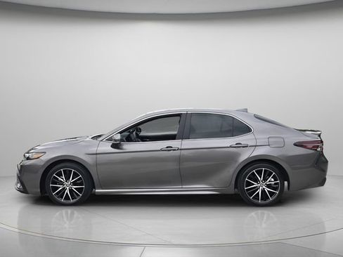 Used 2024 Toyota Camry SE FWD image 3