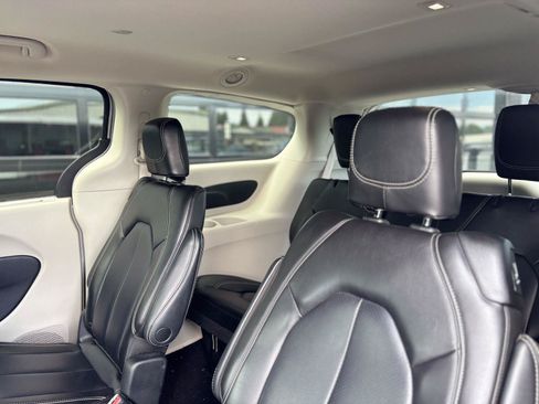 Used 2023 Chrysler Pacifica Touring-L FWD image 6
