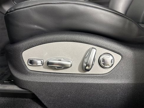 Certified 2025 Porsche Macan image 40