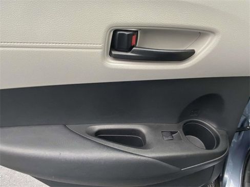 Used 2023 Toyota Corolla Cross L image 11