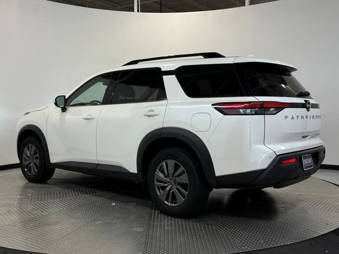 Used 2024 Nissan Pathfinder SV image 5