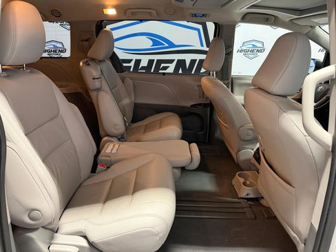 Used 2020 Toyota Sienna XLE Premium w/ Carpet Mat Package image 23