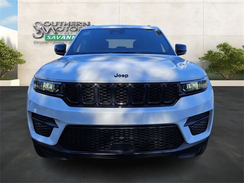 New 2025 Jeep Grand Cherokee Altitude image 8