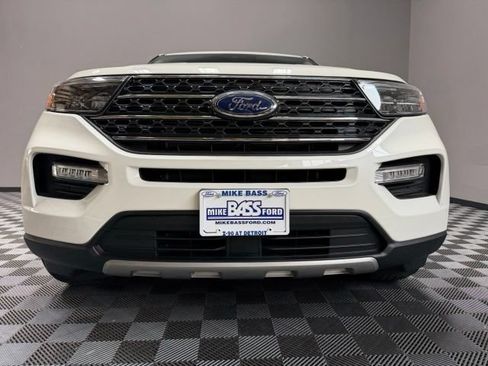 Used 2022 Ford Explorer XLT w/ Equipment Group 202A AWD/4WD image 3