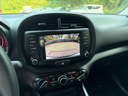 Used 2025 Kia Soul LX w/ LX Technology Package FWD image 22