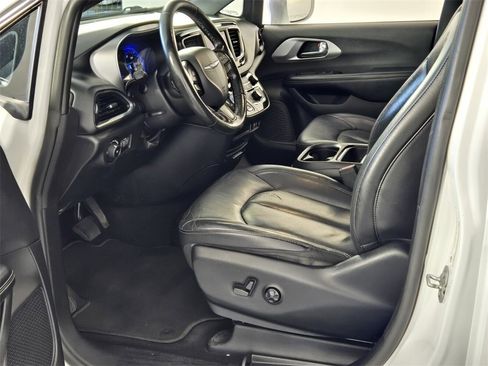 Used 2019 Chrysler Pacifica Touring-L w/ S Appearance Package image 6