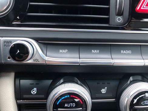 Used 2023 Genesis G70 2.0T image 14