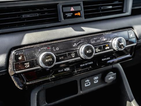 Used 2025 Honda Pilot Touring image 18