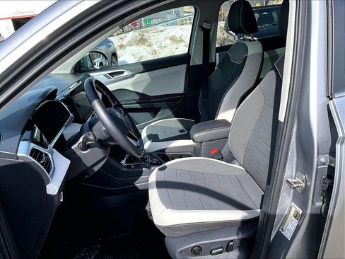 Used 2025 Volkswagen Taos SE w/ Panoramic Sunroof Package image 10