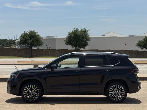 New 2025 Volkswagen Taos SE FWD image 8