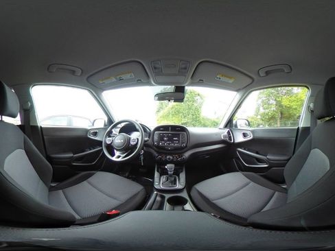 Used 2025 Kia Soul LX w/ LX Technology Package FWD image 40