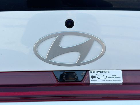 Used 2025 Hyundai Elantra SEL image 12