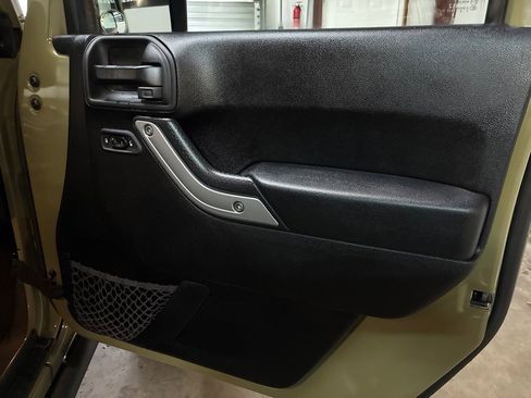 Used 2013 Jeep Wrangler Unlimited Rubicon image 37