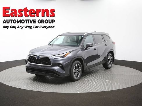 Used 2022 Toyota Highlander XLE AWD/4WD image 57