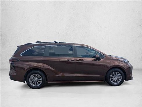 Used 2024 Toyota Sienna LE FWD image 4