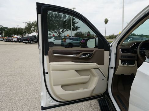 Used 2021 GMC Yukon XL Denali w/ Denali Premium Package image 15