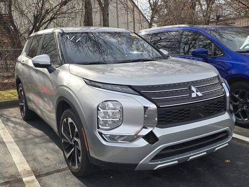 Used 2024 Mitsubishi Outlander SE image 1