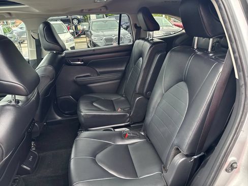 Used 2025 Toyota Highlander XLE AWD/4WD image 37
